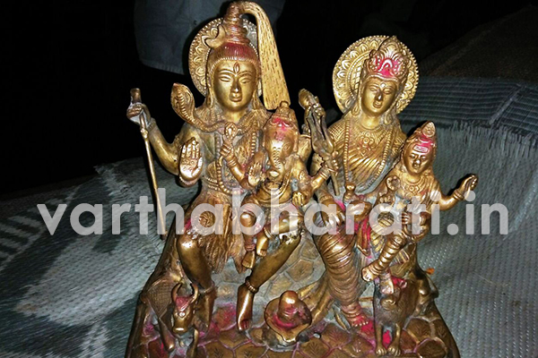 ಕೆರೆಯಲ್ಲಿ ಪುರಾತನ ಕಾಲದ ಶಿವ-ಪಾರ್ವತಿಯರ ಕಂಚಿನ ವಿಗ್ರಹ ಪತ್ತೆ