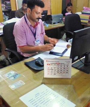 ಇಲ್ಲಿ ಲಂಚ ನೀಡುವ ಅಗತ್ಯವಿಲ್ಲ ಎಂದು ಬೋರ್ಡು ಹಾಕಿ ನಗುಮುಖದ ಸೇವೆ ನೀಡುವ ಸರ್ಕಾರಿ ಉದ್ಯೋಗಿ ಅಬ್ದುಲ್ ಸಲೀಂ