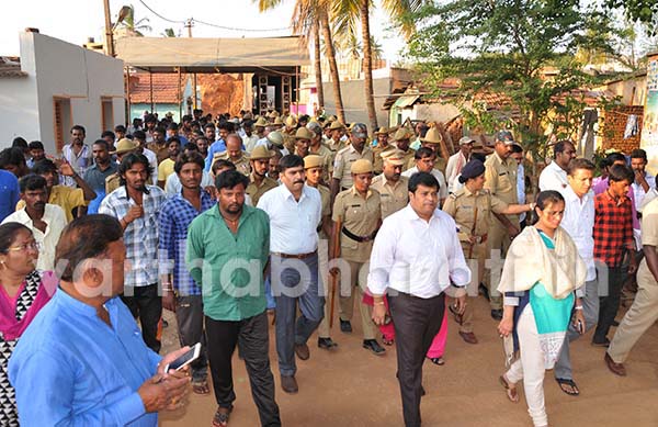 ಜೂಜಿನ ಹಣ ಹಂಚಿಕೆ ಸಂಬಂಧ ಘರ್ಷಣೆ: ಸ್ಥಳಕ್ಕೆ ಡಿಸಿ, ಶಾಸಕರ ಭೇಟಿ