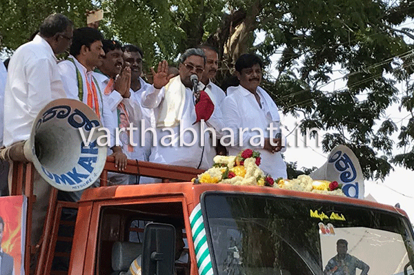 ನಂಜನಗೂಡು: ಮುಖ್ಯಮಂತ್ರಿಯಿಂದ ಭರ್ಜರಿ ರೋಡ್ ಶೋ