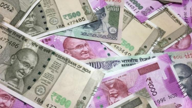 2 ಲಕ್ಷ ರೂಪಾಯಿಗಳಿದ್ದ ಬ್ಯಾಗ್ ಎತ್ತಿಕೊಂಡು ಕಾಡಿಗೆ ಪರಾರಿಯಾದ ಕೋತಿಗಳು!