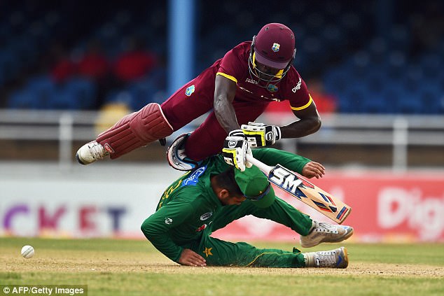 ವಿಂಡೀಸ್‌ನ ವಾಲ್ಟನ್  ಡಿಕ್ಕಿ ಹೊಡೆದು  ಪಾಕ್‌ನ ಅಹ್ಮದ್‌ ಶೆಹ್‌ಝಾದ್‌ಗೆ  ಗಾಯ