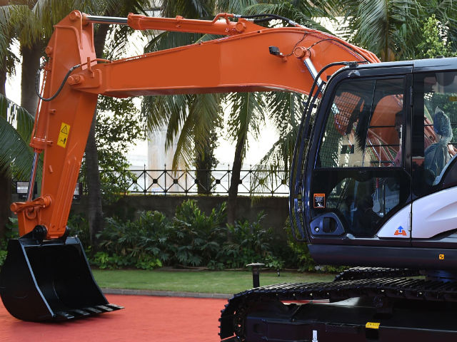 ಕಿಡಿಗೇಡಿಗಳಿಂದ ಹಿಟಾಚಿಗೆ ಬೆಂಕಿ: 15ಲಕ್ಷ ರೂ. ನಷ್ಟ