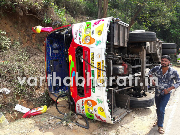 ಶಾಲಾ ಪ್ರವಾಸಿ ಬಸ್ ಪಲ್ಟಿ: 45ಮಂದಿಗೆ ಗಾಯ,  ಇಬ್ಬರ ಸ್ಥಿತಿ ಗಂಭೀರ