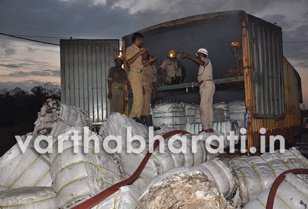 ಚಲಿಸುತ್ತಿದ್ದ ಹತ್ತಿ ಸಾಗಣೆ ಲಾರಿಗೆ ಬೆಂಕಿ