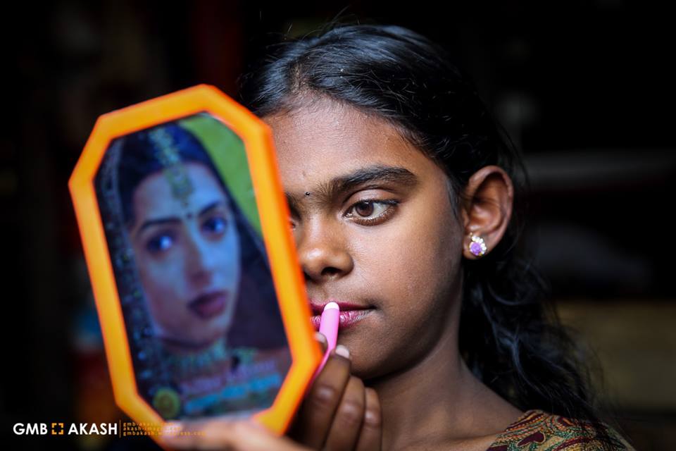 ನನ್ನ ಒಸಡು ಕಪ್ಪಾದ್ದರಿಂದ ನಗಬಾರದು ಎಂದು ಅಜ್ಜಿ ಹೇಳಿದ್ದಾರೆ !