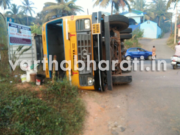 ಪುತ್ತೂರು: ಕಾಫಿ ಹುಡಿ ಸಾಗಾಟದ ಕಂಟೈನರ್ ಪಲ್ಟಿ
