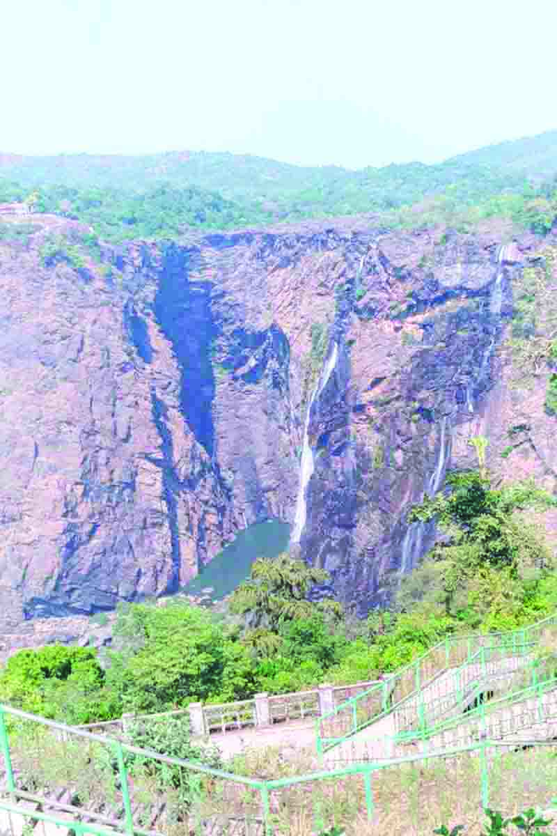 ನೀರಿಲ್ಲದೆ ಬಣಗುಡುತ್ತಿದೆ ವಿಶ್ವವಿಖ್ಯಾತ ಜೋಗ ಜಲಪಾತ