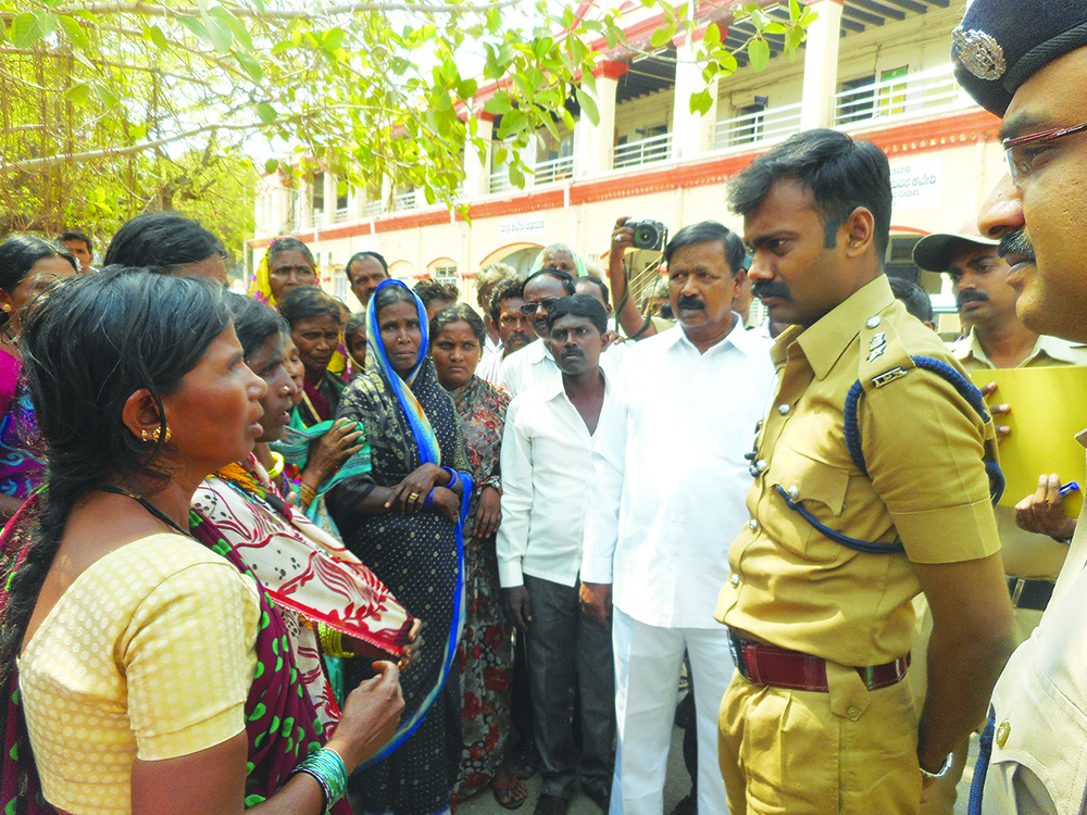 ರಕ್ಷಣೆ ಕೋರಿ ಜಿಲ್ಲಾಧಿಕಾರಿಗೆ ಮನವಿ