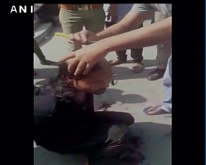 ಆ್ಯಂಟಿ ರೋಮಿಯೊ ದಳ ಯುವಕನ ತಲೆ ಬೋಳಿಸಿದ ವೀಡಿಯೊ ವೈರಲ್,ಮೂವರು ಪೊಲೀಸರ ಅಮಾನತು