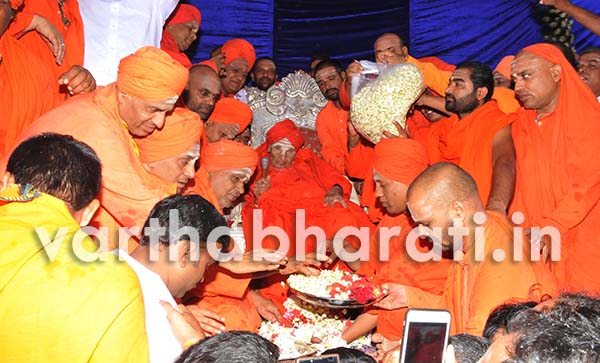 ಸಿದ್ದಗಂಗಾ ಶ್ರೀಗಳ 110ನೆ ಜನ್ಮ ಜಯಂತಿ: ಸಾವಿರಾರು ಭಕ್ತರಿಂದ ಶ್ರೀಗಳ ದರ್ಶನ