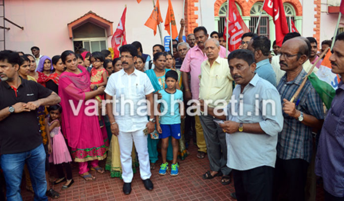 ರೈಲ್ವೆ ಉದ್ಯೋಗಿಗಳ ವಸತಿಗೃಹಕ್ಕೆ ನುಗ್ಗಿ ಹಲ್ಲೆ ಪ್ರಕರಣ: ಭದ್ರತೆ ಒದಗಿಸಲು ಆಗ್ರಹಿಸಿ ಧರಣಿ