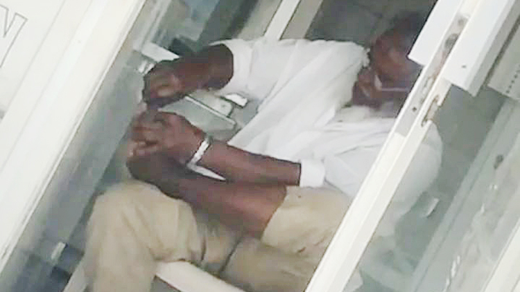 ಮಾಂಸ ತುಂಡರಿಸುವ ಕತ್ತಿಯಿಂದ ಉಗುರು ಕತ್ತರಿಸಿದ ಭೂಪ! : ಅಂಗಡಿಯನ್ನೇ ಮುಚ್ಚಿಸಿದ ಯುಎಇ ನಗರಸಭೆ