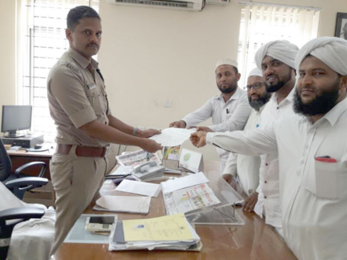 ಪೊಲೀಸ್ ಅಧಿಕಾರಿಗಳ ಅಮಾನತಿಗೆ ಆಗ್ರಹಿಸಿ ಮನವಿ