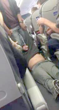 ವಿಮಾನದಿಂದ ಪ್ರಯಾಣಿಕನನ್ನು ದರ ದರನೆ ನೆಲದಲ್ಲಿ ಎಳೆದೊಯ್ದ ಪ್ರಕರಣ : ಕ್ಷಮೆ ಕೋರಿದ ವಿಮಾನ ಸಂಸ್ಥೆಯ ಮುಖ್ಯಸ್ಥ