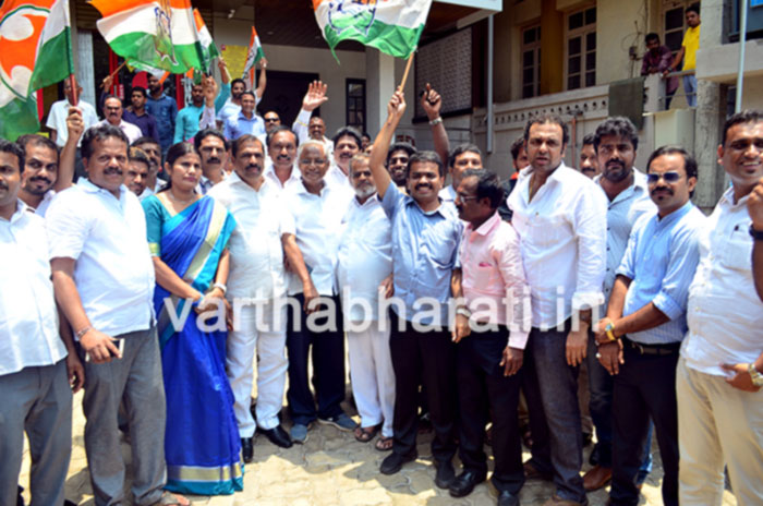 ಉಪಚುನಾವಣೆಯಲ್ಲಿ ಗೆಲುವು: ಕಾಂಗ್ರೆಸ್ ವಿಜಯೋತ್ಸವ