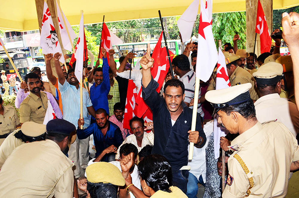ಸಿಪಿಎಂ-ಡಿವೆಎಫ್‌ಐ ಕಾರ್ಯಕರ್ತರಿಂದ ಮನಪಾಚೇರಿಗೆ ಮುತ್ತಿಗೆ
