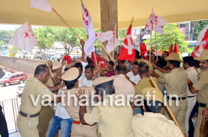 ಡಿವೈಎಫ್ ಐ, ಸಿಪಿಎಂನಿಂದ ಮನಪಾಗೆ ಮುತ್ತಿಗೆ: 32 ಮಂದಿಯ ಬಂಧನ, ಬಿಡುಗಡೆ