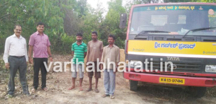 ಅಕ್ರಮ ಮರಳು ಅಡ್ಡೆಗಳ ಮೇಲೆ ಪೊಲೀಸರ ದಾಳಿ: ನಾಲ್ವರ ಬಂಧನ