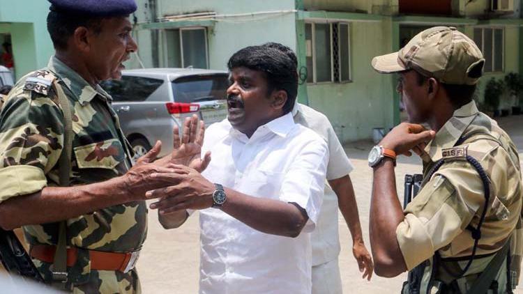 ಆದಾಯ ತೆರಿಗೆ ದಾಳಿ ತಡೆಯಲು ಯತ್ನ: ತಮಿಳ್ನಾಡಿನ ಇಬ್ಬರು ಸಚಿವರ ವಿರುದ್ಧ ಕೇಸು