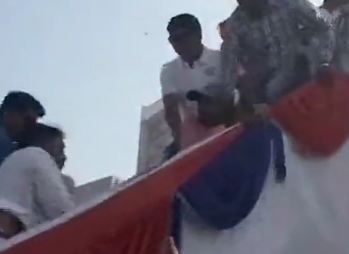 ಅಂಬೇಡ್ಕರ್ ಪ್ರತಿಮೆಗೆ ಮಾಲಾರ್ಪಣೆ ಮಾಡಲು ಹೋದ ದಲಿತ ಯುವಕನಿಗೆ ಹಿಗ್ಗಾಮುಗ್ಗಾ ಥಳಿಸಿದ ಬಿಜೆಪಿ ಕಾರ್ಯಕರ್ತರು