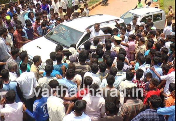 ಚಾಮರಾಜನಗರ: ಅಂಬೇಡ್ಕರ್ ಭಾವಚಿತ್ರ ಮೆರವಣಿಗೆಯ ಮಾರ್ಗ ಬದಲಾವಣೆಗೆ ಆಕ್ರೋಶ; ಸಚಿವರ ಕಾರಿಗೆ ಮುತ್ತಿಗೆ