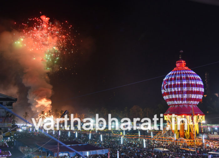 ಬಾನಂಗಳದಲ್ಲಿ ಬಣ್ಣದ ಚಿತ್ತಾರ ಮೂಡಿಸಿದ ‘ಪುತ್ತೂರು ಬೆಡಿ’