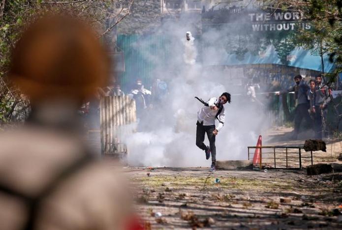 ಕಾಶ್ಮೀರದಲ್ಲಿ ನಿಲ್ಲದ ಹಿಂಸಾಚಾರ: ಭದ್ರತಾ ಪಡೆಗಳೊಂದಿಗೆ ವಿದ್ಯಾರ್ಥಿಗಳ ಘರ್ಷಣೆ