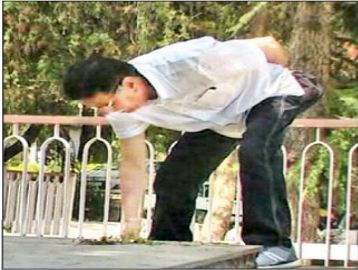 ಸರಕಾರದ ದಿವ್ಯ ನಿರ್ಲಕ್ಷ: ಪುತ್ರನ ಸ್ಮಾರಕವನ್ನು ತಾನೇ ಸ್ವಚ್ಛಗೊಳಿಸಿದ ಹುತಾತ್ಮ ಯೋಧನ ತಂದೆ