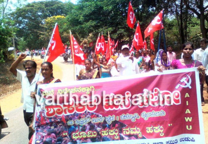 ನಿವೇಶನ ರಹಿತರಿಂದ ಬೈಂದೂರು ಶಾಸಕರ ಮನೆ ಚಲೋ