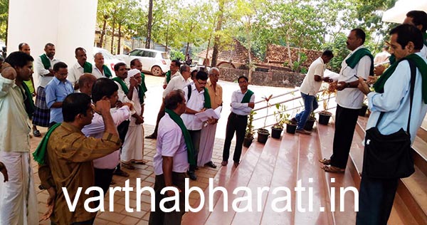 ರೈತರ ಸಾಲಮನ್ನಾ ಮಾಡಲು ಆಗ್ರಹ: ರೈತಸಂಘದಿಂದ ಹಕ್ಕೊತ್ತಾಯ ಧರಣಿ