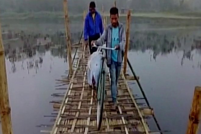 ಸೈಕಲ್‌ನಲ್ಲಿ ಸಹೋದರನ ಮೃತದೇಹ ಸಾಗಿಸಿದ ಬಾಲಕ!