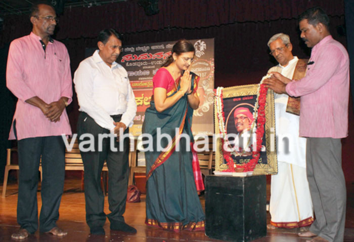 ರಂಗಭೂಮಿಗೆ ಸಾಮಾಜಿಕ ಸಮಸ್ಯೆ ಪರಿಹರಿಸುವ ಬದ್ಧತೆ ಅಗತ್ಯ: ನಿರ್ಮಲಾ ಮಠಪತಿ