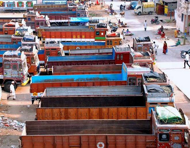 ನಾಲ್ಕನೆ ದಿನಕ್ಕೆ ಕಾಲಿಟ್ಟ ಲಾರಿ ಮಾಲಕರ ಮುಷ್ಕರ : ಅಡುಗೆ ಅನಿಲ,ಇಂಧನ ಪೂರೈಕೆಯಲ್ಲಿ ವ್ಯತ್ಯಯ