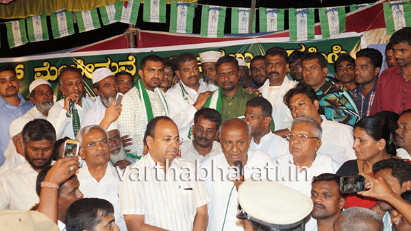 ದಾವಣಗೆರೆ: ರೈಲ್ವೆ ಮೇಲ್ಸೇತುವೆ ನಿರ್ಮಾಣಕ್ಕೆ ಆಗ್ರಹಿಸಿ ಯುವ ಜೆಡಿಎಸ್ ಅಹೋರಾತ್ರಿ ಧರಣಿ