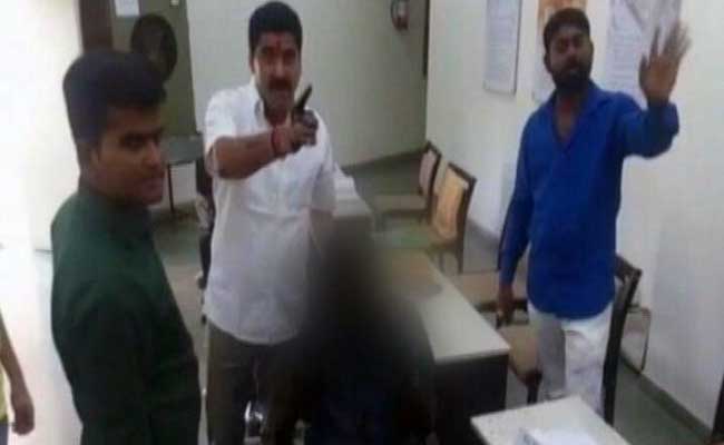 ನಾಗಪುರದಲ್ಲಿ ಪ್ರಾಂಶುಪಾಲರಿಗೆ ಹಲ್ಲೆ ಮಾಡಿ ಮಸಿ ಎರಚಿದ ಶಿವಸೇನೆ ಕಾರ್ಯಕರ್ತರು: ವೀಡಿಯೊ ಬಹಿರಂಗ !