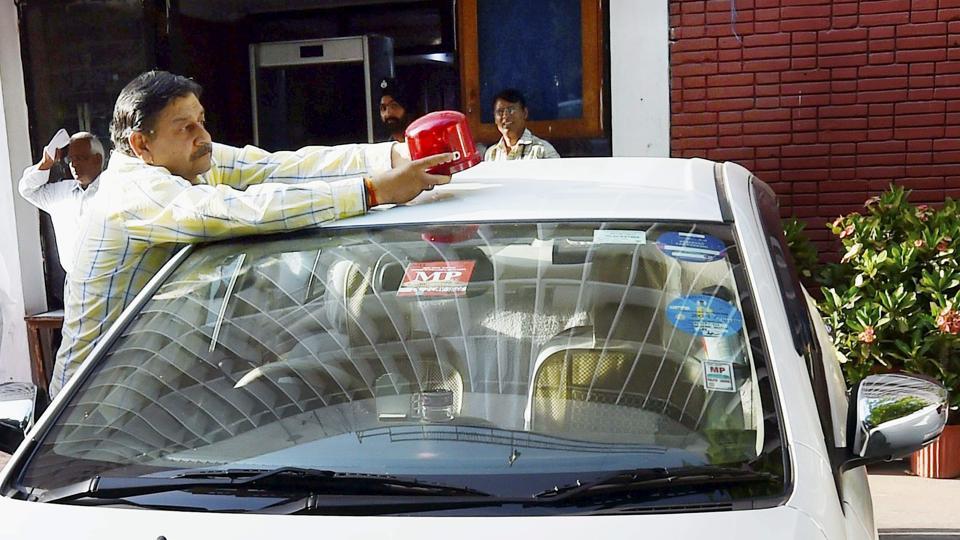 ಕೆಂಪು ಗೂಟ ಹೋಯಿತು : ನಮ್ಮ  ಗಣ್ಯರು ಅನುಭವಿಸುವ ಇತರ ಸವಲತ್ತುಗಳೇನು ನೋಡಿ