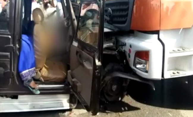 ಆಂಧ್ರದಲ್ಲಿ   ಅಂಗಡಿಗಳಿಗೆ ನುಗ್ಗಿದ ಲಾರಿ; 20 ಸಾವು