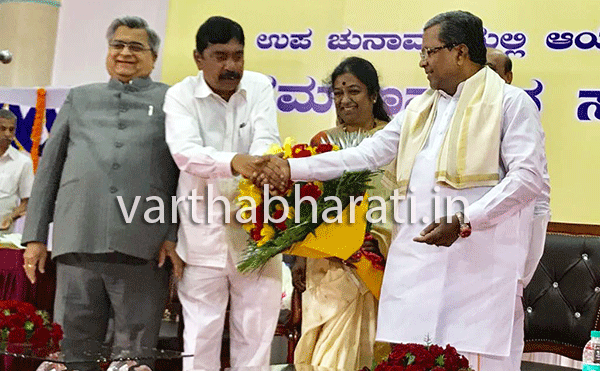 ನೂತನ ಶಾಸಕರಾದ  ಕೇಶವ ಮೂರ್ತಿ, ಗೀತಾ ಪ್ರಮಾಣ