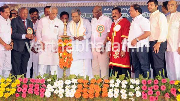 ಜನಪ್ರತಿನಿಧಿಗಳು ದೊರೆಗಳಲ್ಲ, ಸಮಾಜ ಸೇವಕರು : ಸಿಎಂ ಸಿದ್ದರಾಮಯ್ಯ