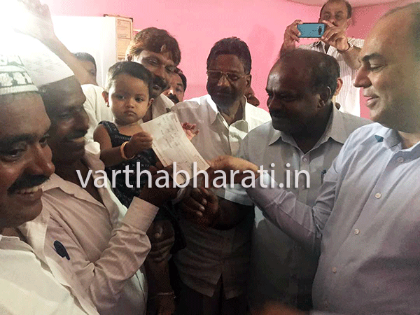 ಕೊಲೆಯಾದ ರಿಯಾಝ್ ಮೌಲವಿ ಮನೆಗೆ ಕುಮಾರಸ್ವಾಮಿ ಭೇಟಿ