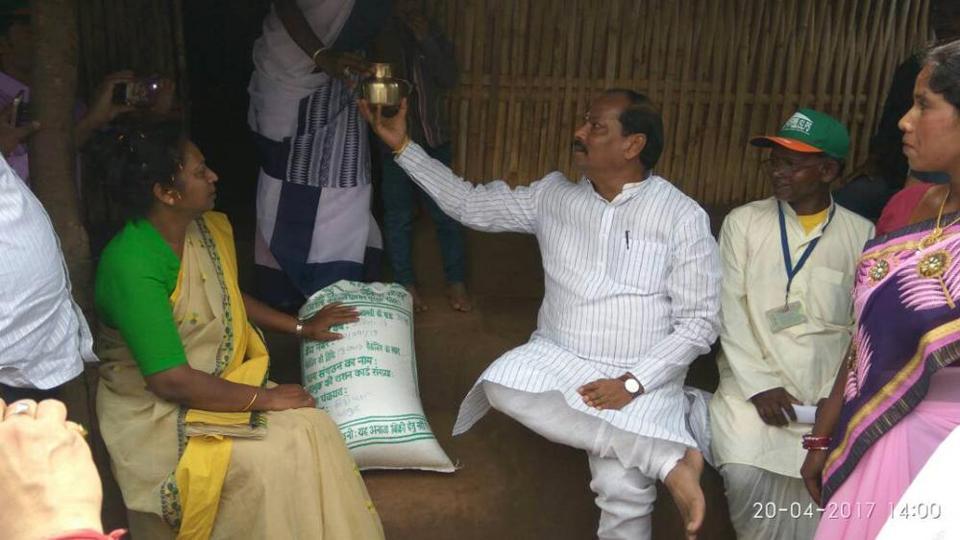 35 ಕಿ.ಗ್ರಾಂ. ಅಕ್ಕಿ ಚೀಲವನ್ನು ಫಲಾನುಭವಿ ಮನೆಗೆ  ಸ್ವಯಂ ತಲುಪಿಸಿದ ಜಾರ್ಖಂಡ್ ಮುಖ್ಯಮಂತ್ರಿ