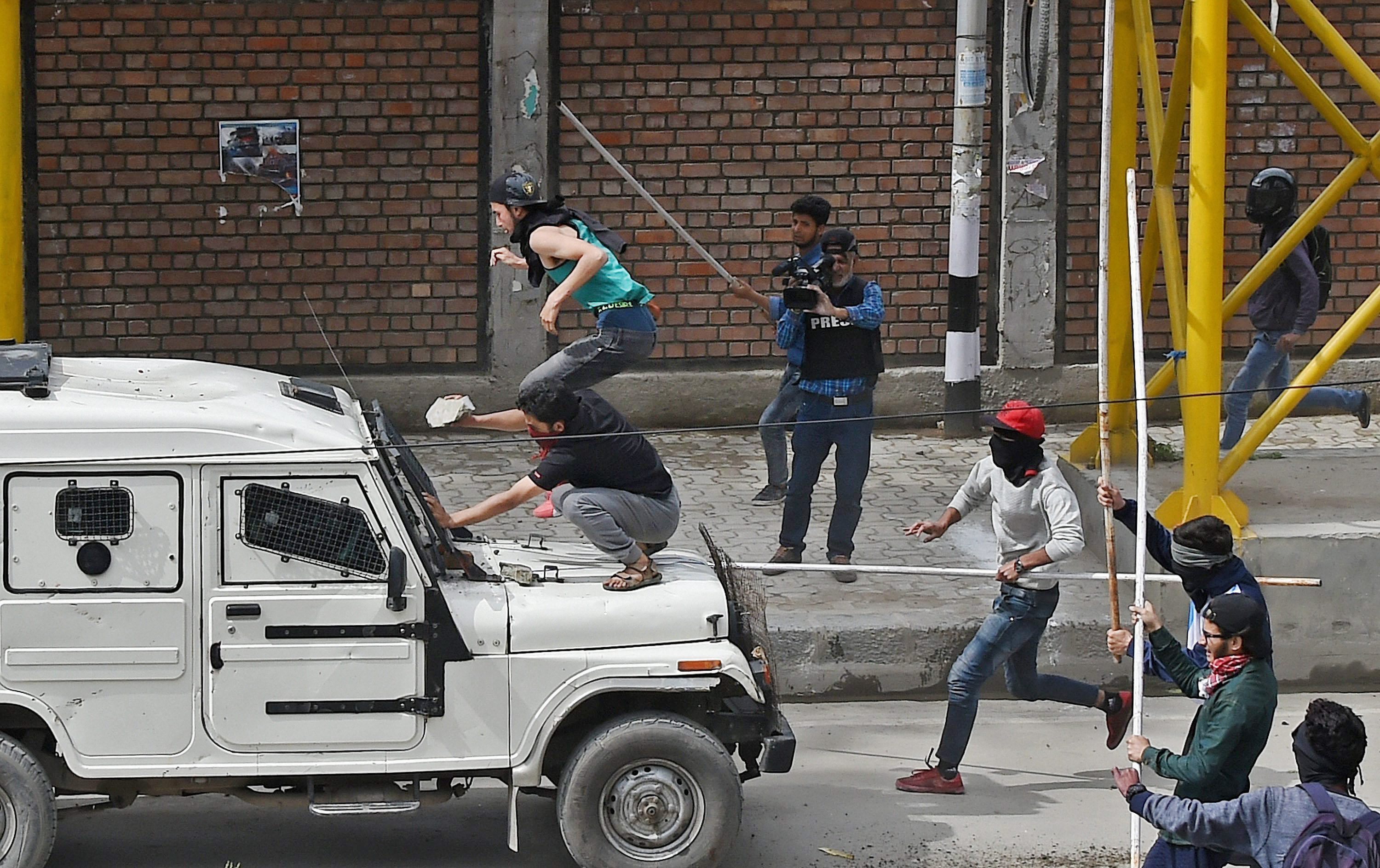 ಶ್ರೀನಗರ: ವಿದ್ಯಾರ್ಥಿಗಳು, ಭದ್ರತಾಪಡೆಗಳ ನಡುವೆ ಘರ್ಷಣೆ