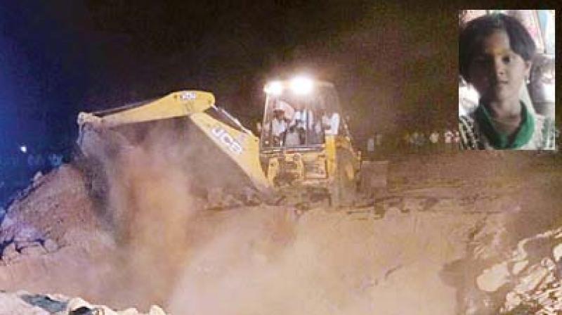 ಕೊಳವೆ ಬಾವಿಯಿಂದ ಬಾಲಕಿಯನ್ನು ಮೇಲೆಕ್ಕೆತ್ತಲು  ಮುಂದುವರಿದ ಕಾರ್ಯಾಚರಣೆ