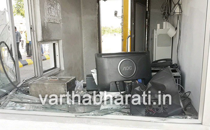 ಬಾಗೇಪಲ್ಲಿ: ಆಂಧ್ರ ಸಂಸದರ ಪುತ್ರ, ಬೆಂಬಲಿಗರಿಂದ ಟೋಲ್ ಪ್ಲಾಝಾಗೆ ನುಗ್ಗಿ ದಾಂಧಲೆ