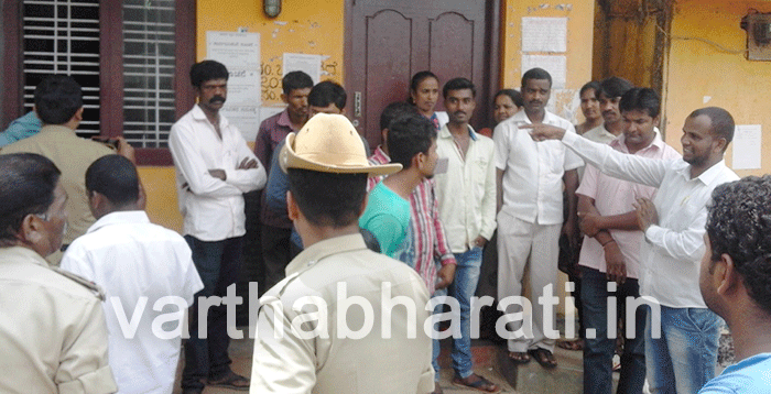 ಪಿಡಿಒ, ಸೋಷಿಯಲ್ ಆಡಿಟರ್‌ಗಳನ್ನು ಕೊಠಡಿಯಲ್ಲಿ ಕೂಡಿಹಾಕಿದ ಗ್ರಾಮಸ್ಥರು