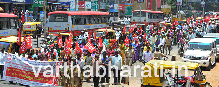 ವಿವಿಧ ಬೇಡಿಕೆಗಳ ಈಡೇರಿಕೆಗೆ ಒತ್ತಾಯಿಸಿ ಕಾರ್ಮಿಕರ ಧರಣಿ