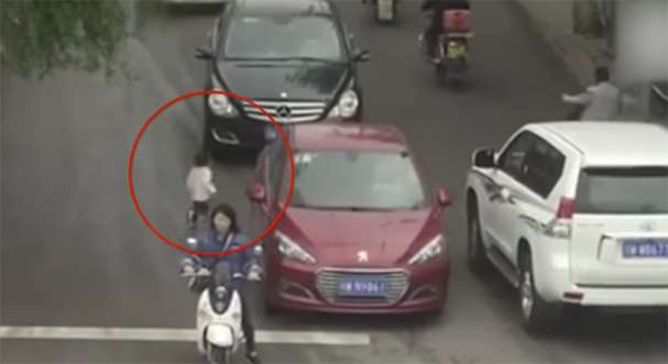 ಎರಡು ಕಾರುಗಳು ಹಾದು ಹೋದರೂ ಬದುಕುಳಿದ ಮಗು !