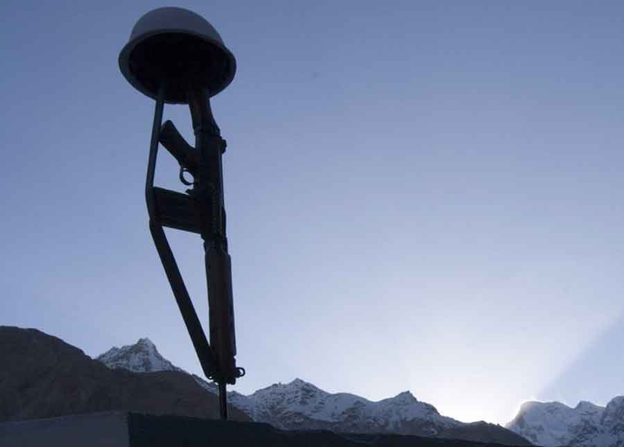 ಸೇನಾ ಕ್ಯಾಂಪ್ ಮೇಲೆ ಉಗ್ರರ ದಾಳಿ: ಮೂವರು ಸೈನಿಕರು ಹುತಾತ್ಮ