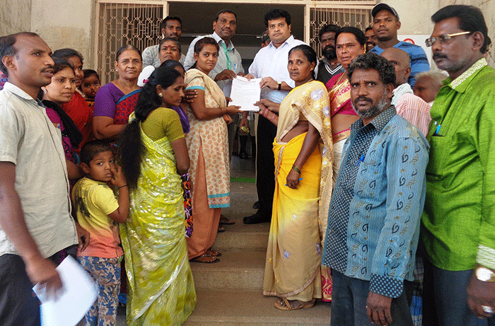 ಕೊಳಗೇರಿ ಸಮಸ್ಯೆಗಳ ಬಗ್ಗೆ ಸಭೆ ಕರೆಯಲು ಒತ್ತಾಯಿಸಿ ಜಿಲ್ಲಾಧಿಕಾರಿಗೆ ಮನವಿ